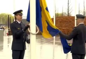 NATO galvenajā mītnē Briselē oficiāli pacelts Zviedrijas karogs