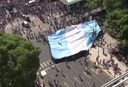 Cilvēki Buenosairesas ielās priecājas par Argentīnas uzvaru Pasaules kausā