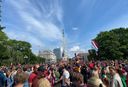Тысячи людей собрались у памятника Свободы для встречи сборной Латвии по хоккею