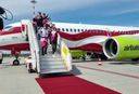 Latvijas hokeja izlase izkāpj no lidmašīnas trapa uz sarkanā paklāja