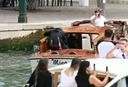 Kanje Vests Venēcijā demonstrē pliko pēcpusi
