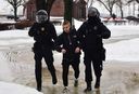 Sanktpēterburgā policija aiztur Alekseja Navaļnija piemiņas pasākuma dalībniekus