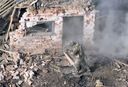 Ukraiņi ar FPV dronu ietriecas okupantu slēptuvē