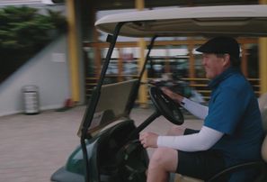 "Vīru runa" izklaidējas golfa laukumā: 18 bedrītes svinībām
