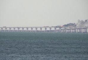 Cilvēki vēro degošo Krimas tiltu