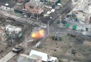 Ukraiņu tankisti Bahmutā iznīcina okupantu patvertnes