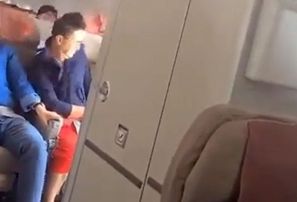 Dienvidkorejā vīrietis lidojuma laikā atver lidmašīnas durvis