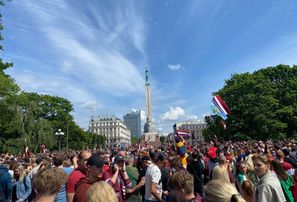 Тысячи людей собрались у памятника Свободы для встречи сборной Латвии по хоккею
