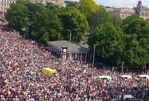 Desmitiem tūkstoši cilvēku pie Brīvības pieminekļa sagaida Latvijas hokeja izlasi