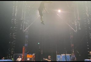 Разминка одного из участников Cirque du Soleil перед шоу в Риге 15 июня