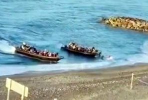 Spānijas krastos ierodas divas nereģistrētas laivas, kas pilnas ar migrantiem