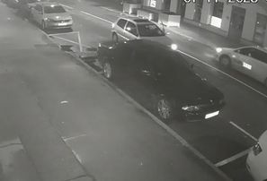 Tallinas ielā autovadītājs ietriecas divās stāvošās mašīnās