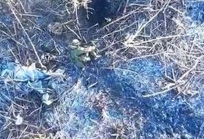 Ukraiņi ar dronu Bahmutā met spridzekļus uz krievu iebrucējiem