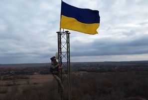 Ukraiņu robežsargi uz robežas ar Krieviju paceļ valsts karogu