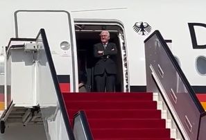 Vācijas prezidents vientuļi gaida Kataras lidostā
