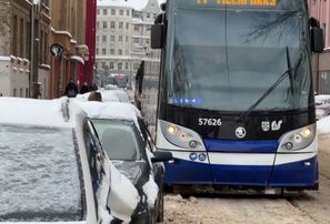 Autovadītājs Rīgā paralizē tramvaju satiksmi uz divām stundām