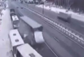 Smagā automašīna ietriecas Krievijas Nacionālās gvardes kolonnā