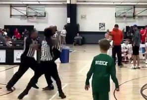 Bērnu basketbola spēlē sakaujas trīs tiesneši