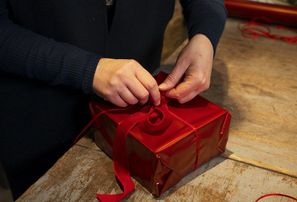 Kā pareizi iesaiņot dāvanu kasti?