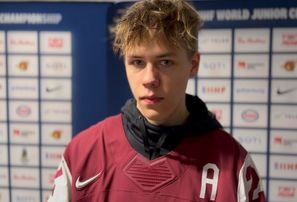 Latvijas U-20 izlases hokejists Sandis Vilmanis sakāvē pret Kanādu vaino slikto disciplīnu un nespēju savākties