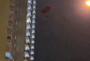 Krievijā pārgalvis ar izpletni izlecis no augstceltnes balkona