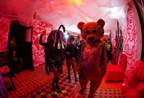 Latvijas Mākslas akadēmijas karnevāla viesi ļaujas krāšņām dekorācijām un piedzīvojumiem