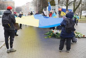 Pie Krievijas vēstniecības demonstrē lielizmēra Ukrainas valsts karogu