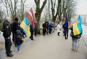 Cilvēki pie Ukrainas vēstniecības izsaka atbalstu kara plosītajai valstij