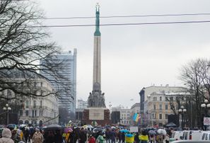 Simtiem cilvēku pauž atbalstu Ukrainai pie Brīvības pieminekļa