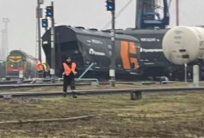 No sliedēm nobraucis vilciens ar Krievijas graudus transportējošiem vagoniem