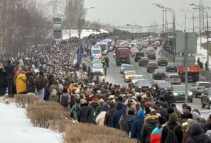 Milzīgas ļaužu masas Maskavā ieradušās atvadīties no Navaļnija