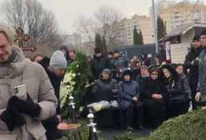Cilvēki Borisovas kapsētā atvadās no Alekseja Navaļnija