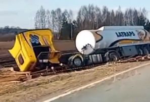 Jēkabpils pusē notikusi smaga avārija, kurā iesaistītas divas kravas automašīnas