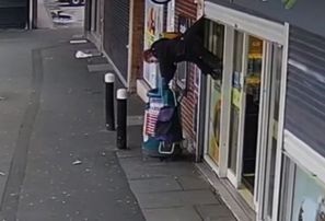 Veikala slēģi Velsā parauj gaisā vecmāmiņu un atstāj karājamies 2 metru augstumā
