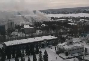 Krievijā militārajā skolā izcēlies plašs ugunsgrēks, deg kazarmas
