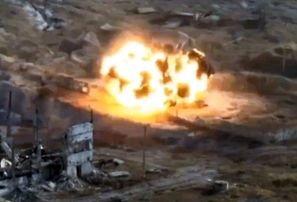 Ukraiņi ar FPV dronu ietriecas okupantu tankā un eksplozijā norauj tam torni