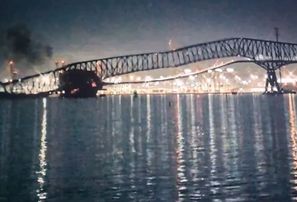 Konteinerkuģis Baltimorā ietriecas vēsturiskā tiltā un to sagrauj