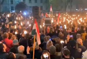 Cilvēki izgājuši Budapeštas ielās, pieprasot Orbāna atkāpšanos