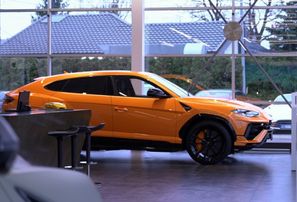 Kā izskatās un ko pārdod Aston Martin un Lamborghini salonā Rīgā