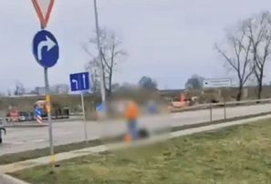 Autovadītājs Daugavpilī notriec divus cilvēkus