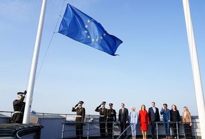 Rīgas pils tornī svinīgi pacelts ES karogs