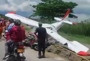 Kolumbijā lidmašīna notriec motociklistu