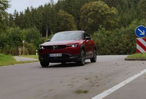 Auto ziņas: jaunais Mazda MX-30 R-EV, kas brauc gan ar elektrību, gan benzīnu