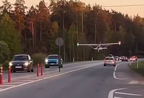 Lidmašīna Ādažos uz autoceļa veic avārijas nosēšanos