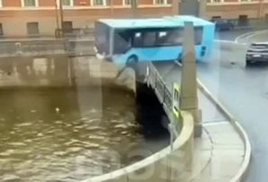 Sanktpēterburgas centrā autobuss ar pasažieriem iebrauc upē