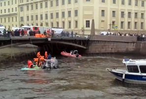 Glābšanas darbi Sanktpēterburgā, kur autobuss iebrauca upē