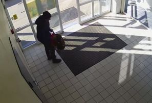 Valmierā kāds vīrietis veikalā piesavinās svešu somu