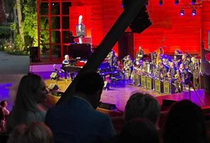 Dzintaru koncertzāles vasaras sezonas atklāšanā pie klavierēm sēžas Maestro un dzied Busulis