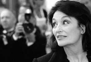 92 gadu vecumā mirusi franču aktrise Anuka Emē