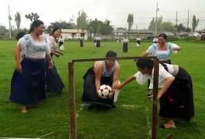 Nomaļā Ekvadoras ciematā sievietēm neļāva spēlēt futbolu, tāpēc viņas izdomāja savu sporta veidu